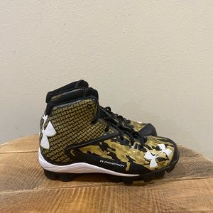 Boys under armour deception mid black and gold baseball cleats size 2Y